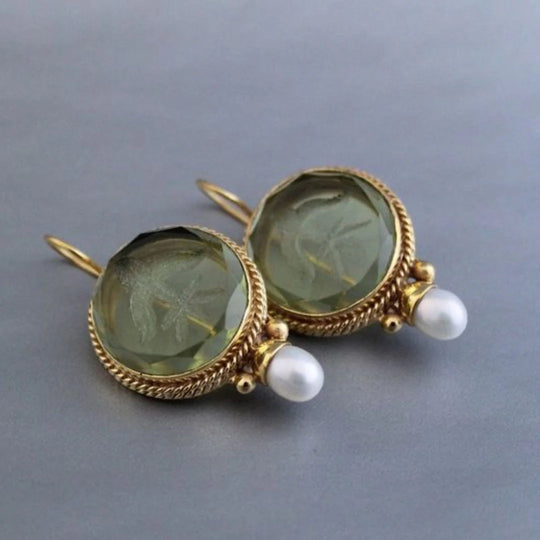 Penelope |  Boucles d'oreilles vintage en perles avec pierres vertes arrondies